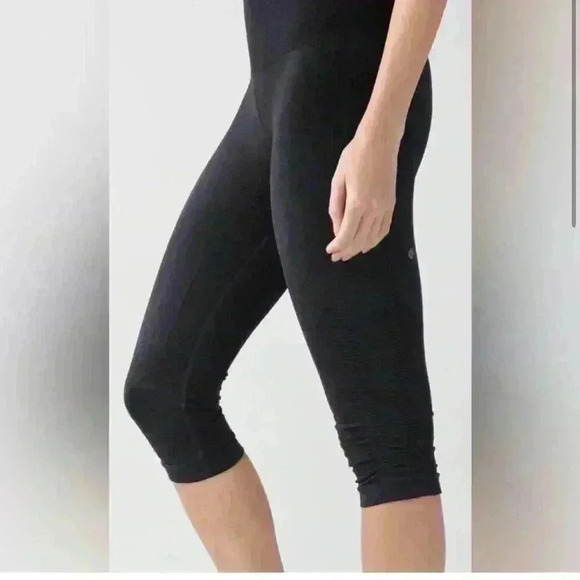 Lululemon In The Flow Crop II - Deep Coal size 6 like new - Picture 5 of 8